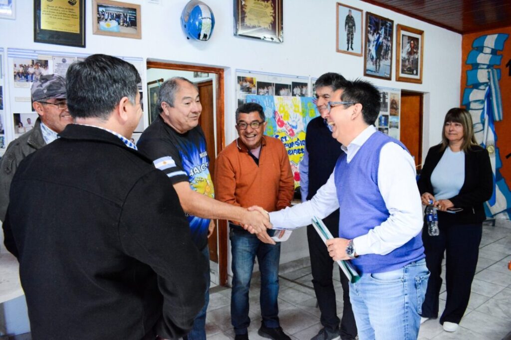 GUSTAVO SE REUNIÓ CON EX COMBATIENTES DE QUITILIPI: “VAMOS A LLEVAR LAS POLÍTICAS PÚBLICAS DE MALVINIZACIÓN A LO LARGO Y ANCHO DE LA PROVINCIA, REIVINDICANDO A QUIENES DEJARON LA VIDA POR LA PATRIA”