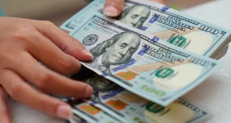 El dólar blue pegó un salto de casi 20 pesos este martes y se vende a $ 755