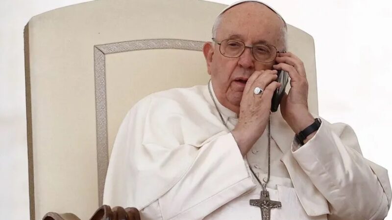 El Papa Francisco llamó a Javier Milei para felicitarlo por su triunfo en el balotaje