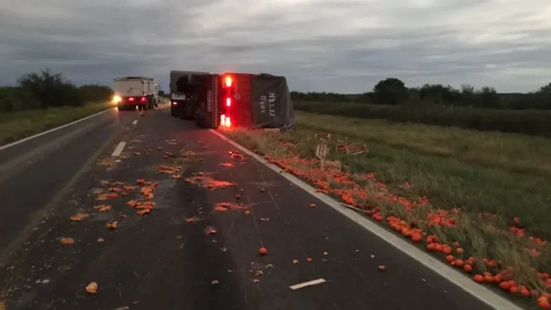 Impactante vuelco de un camión en la Ruta 16: no hubo heridos