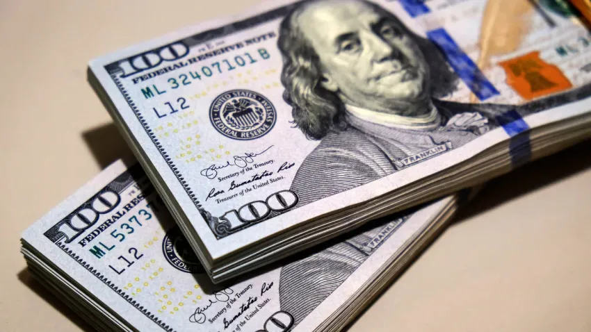 El dólar blue vuelve a dispararse tras dos días de bajas: subió $ 60 y cerró a $ 1.465